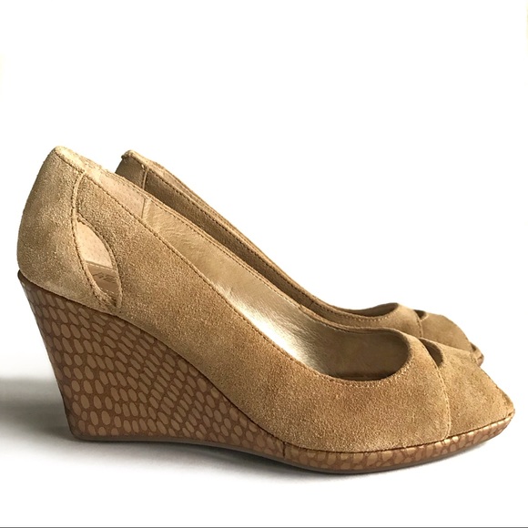 Kenneth Cole Women Sz 7.5 Tan Suede Wedge Peep Toe - Picture 5 of 8